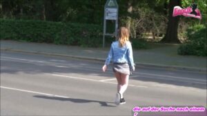 Interracial Dreier im Park mit einer schlanken Teen