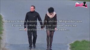 Draußen ficken und filmen bei einem Spaziergang