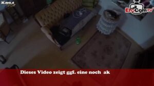 Babe mit dunklen Haaren dreht einen Amateur Porno