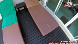 Blonde Teen im Bikini beim Sex auf der Terrasse gefickt