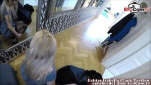 Sex vor dem Spiegel mit einer sexy Blondine in Kleidung