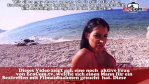 Dreier im Strand mit schwarzhaarigen Schönheiten