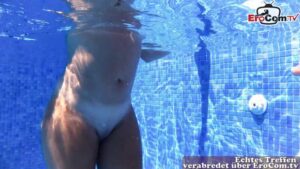 Schlanke Milf mit geilen Titten fickt im Pool