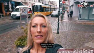 Bisexuelle Teen probiert Lesbensex mit einer Milf